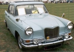 For the more sporting driver BMC offered a choice between the MG Magnette Mk