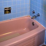 Retro bathroom, image by Jo Naylor licensed and distributed under Attribution 2.0 Generic (CC BY 2.0) (Image cropped)