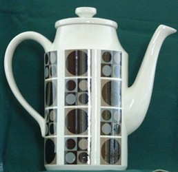 Midwinter Fine shape coffe pot with Focus pattern desingned by Barbara Brown, 1964