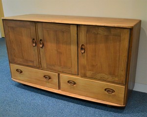 Ercol sideboard, 1971 (image dandkcollectables) Ercol sideboard, 1971 (image dandkcollectables)