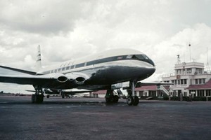 Comet I jet airliner at Entebbe Airport, Uganda in 1952. It was on the London to Johannesburg route. Comet I jet airliner at Entebbe Airport, Uganda in 1952. It was on the London to Johannesburg route.